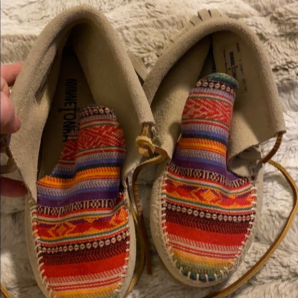 Minnentonka kids shoes size 1 never worn!